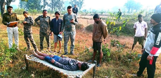 सरायकेला : पेड़ से लटका मिला युवक का शव, क्षेत्र में फैली सनसनी