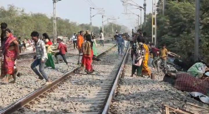 अतिक्रमण हटाने गई पुलिस को लोगों ने दौड़ा-दौड़ाकर पीटा, देखिए पथराव और लाठीचर्ज का VIDEO