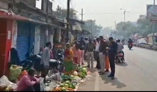 धनबाद के अवैध दुकान व पार्किंग पर यातायात विभाग और नगर निगम की संयुक्त कार्रवाई, दुकान न लगाने की भी सख्त हिदायत