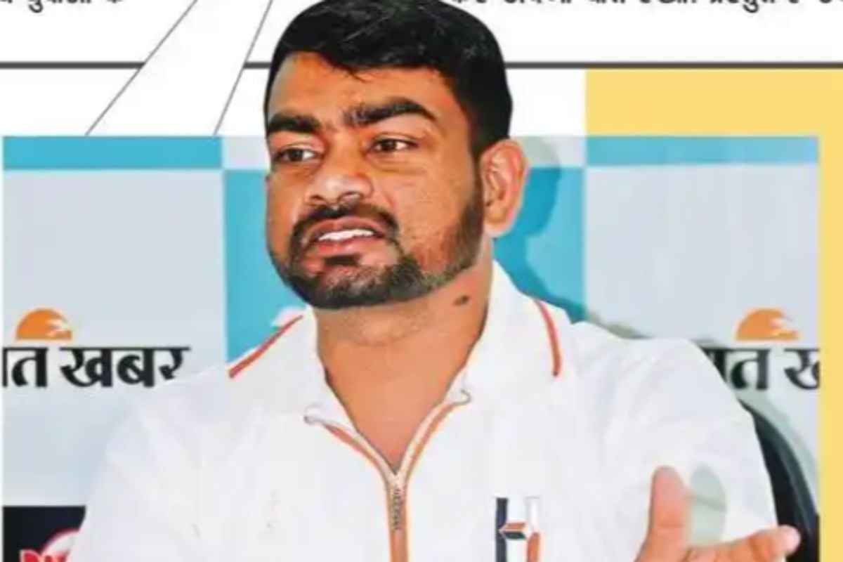 झारखंड में विधायक के निशाने पर विधायक -हुजूर! नीलाम करा दीजिये विधायक आवास और छात्रों में बंटवा दे राशि