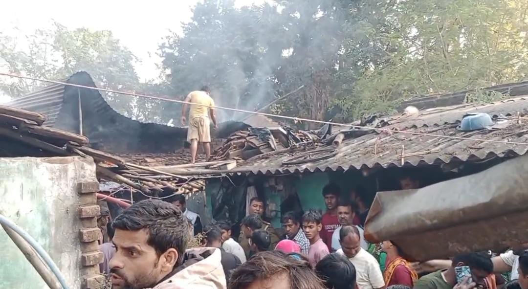 साहिबगंज के फूलवरिया कालीबाड़ी में लगी भीषण आग, चार घर जलकर खाक, पीड़ितों ने प्रशासन से लगाई मदद की गुहार