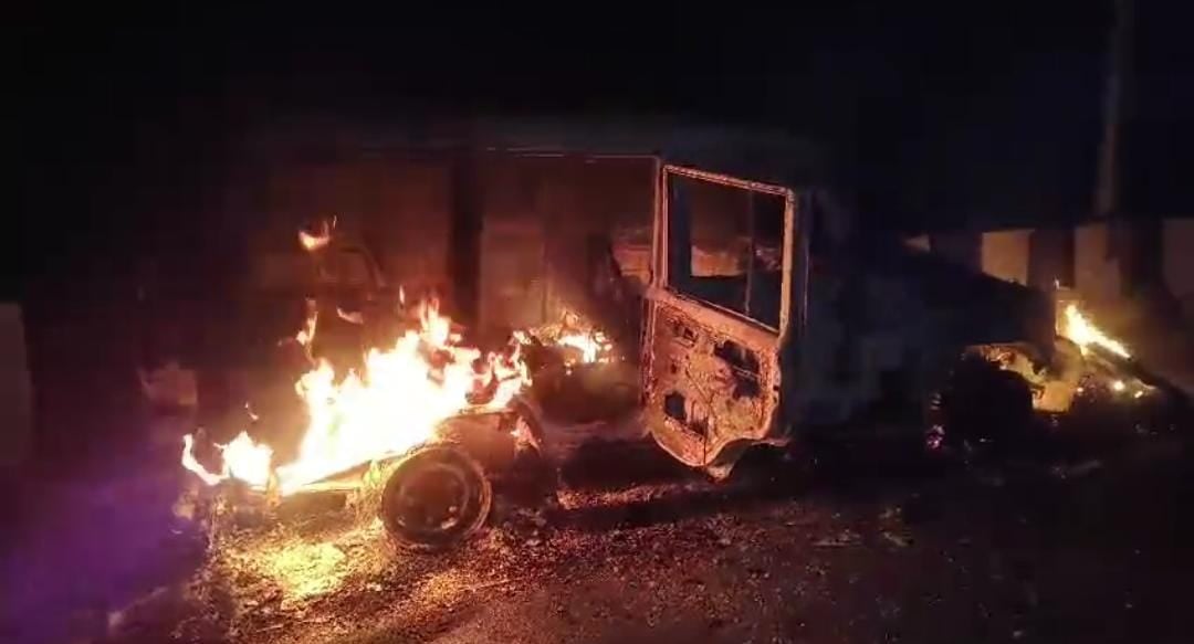 गुमला में दर्दनाक सड़क हादसा, बोलेरो की टक्कर से बाइक सवार शिक्षक की मौत, वाहन में लगी आग