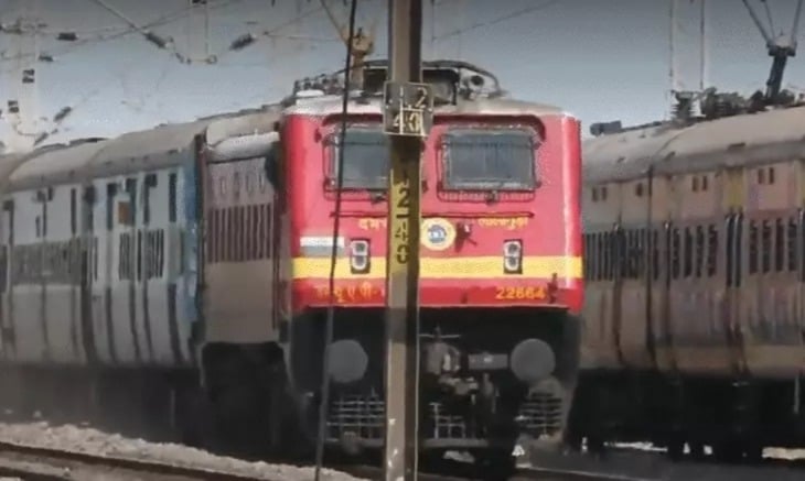 यात्रीगण कृपया ध्यान दें! त्योहारों में ट्रेनों में टिकट पर संकट, रांची से दिल्ली–मुंबई तक ट्रेनें फुल, वेटिंग ने बढ़ाई चिंता