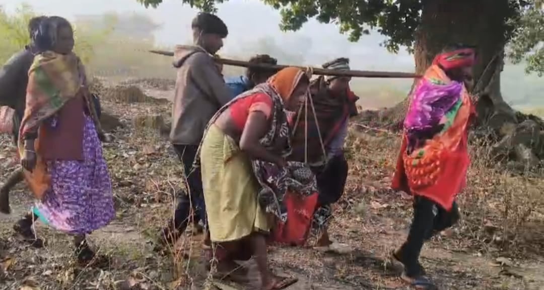 हाय रे सोना झारखंड! आज भी सड़क नहीं पहुंची गाँव, गर्भवती महिला को 1 किलो मीटर तक खाट पर लेकर चलने के दौरान चली गई जच्चा-बच्चा दोनों की जान