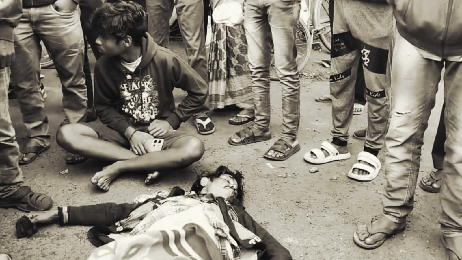 तेज रफ्तार का कहर! जमशेदपुर के हाटा चौक पर स्कूल बस की टक्कर से मजदूर की मौत, आक्रोशित लोगोंं ने किया सड़क जाम