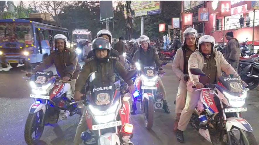 धनबाद में एक्शन में पुलिस, फ्लैग मार्च निकाल अपराधियों को दी चेतवानी
