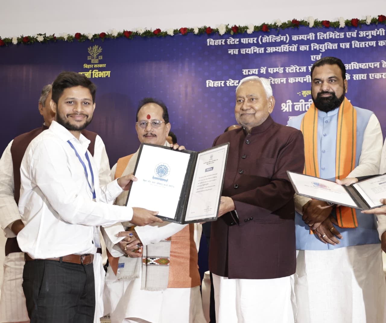 रोजगार और नौकरी देने के वायदे को पूरा में लगी है सरकार, मुख्यमंत्री नीतीश कुमार  ने कई अभ्यर्थियों को सौंपा नियुक्ति पत्र