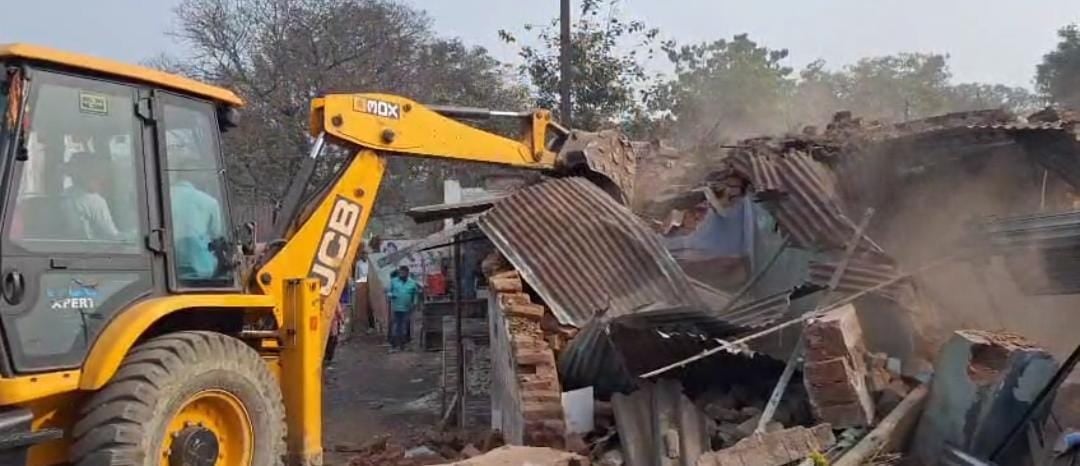 बरकाकाना रेलवे स्टेशन रोड पर चला अतिक्रमण हटाओ अभियान, 75 दुकान–मकान किए गए खाली