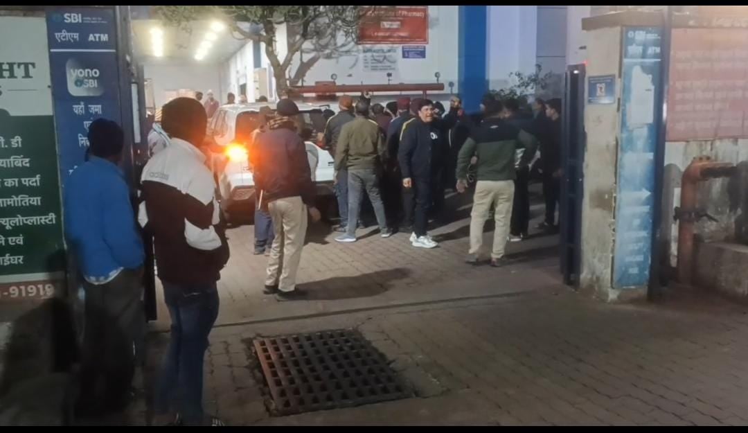 धनबाद: पेट्रोल पंप मालिक के बेटे को लगी गोली, दुर्गापुर रेफर, पुलिस सभी पहलुओं की जांच में जुटी