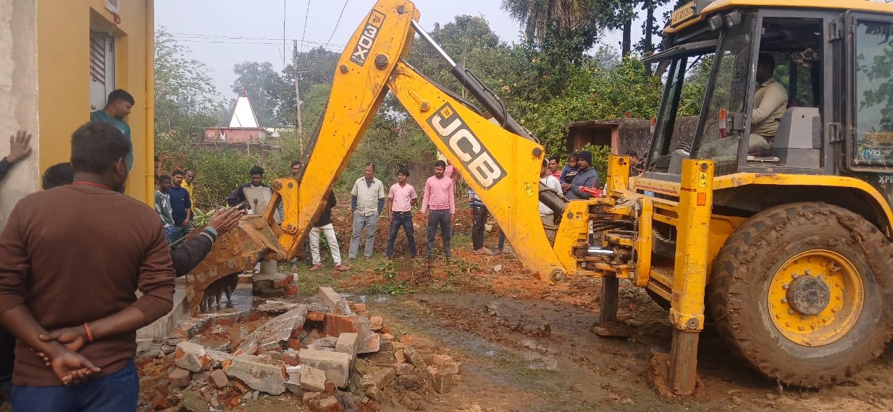 धनबाद के टुंडी में खूब गरजा प्रशासन का बुलडोजर ,अतिक्रमणकारियों को सख्त चेतावनी भी