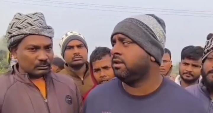 बालू तस्कर ने मामूली विवाद पर बाइक सवार पर चढ़ाया ट्रैक्टर,एक की मौत, लोगों ने किया सड़क जाम