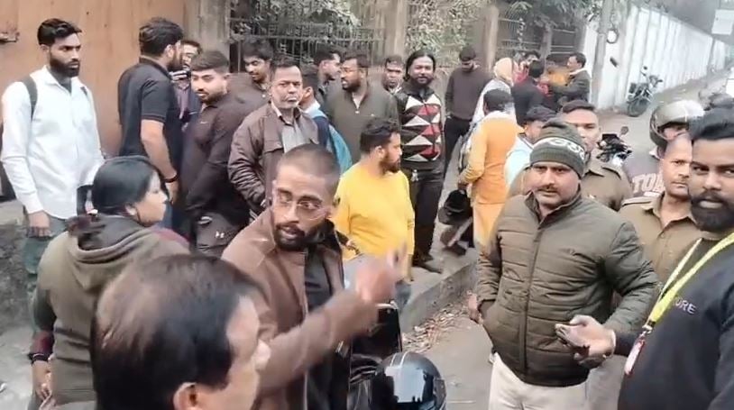 बाइक चेकिंग में पुलिस ने दिया धक्का, दुर्घटना के शिकार हुए दम्पत्ति, TMH में भर्ती, खूब हुआ हंगामा