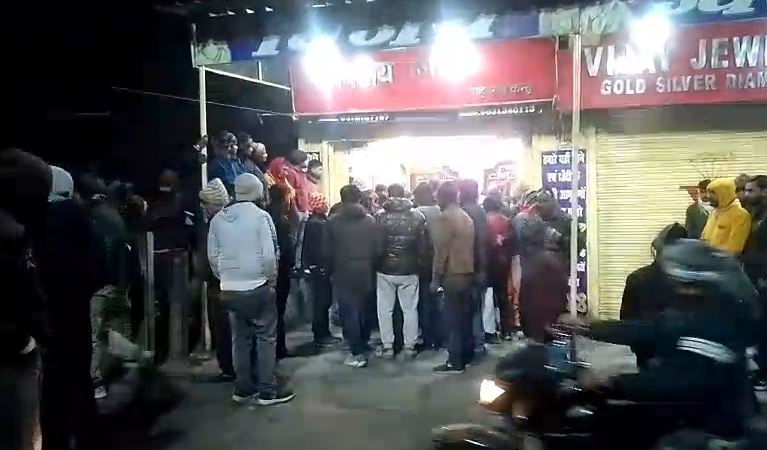 BIG BREAKING: रामगढ़ में भीषण डकैती, पांच की संख्या में पहुंचे लुटेरों ने गन पॉइंट पर लूटा आभूषण दुकान