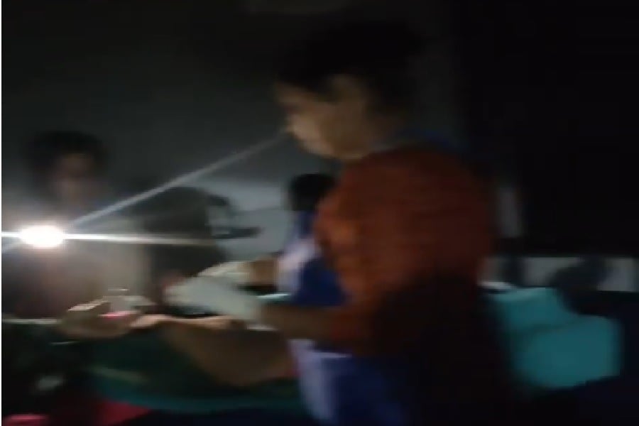 हजारीबाग अस्पताल की पोल खुली! ऑपरेशन टॉर्च के भरोसे, स्वास्थ्य व्यवस्था पर उठे सवाल