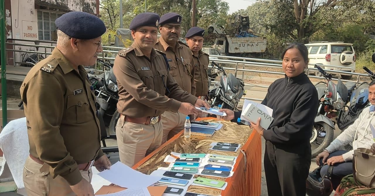 ऑपरेशन मुस्कान में रांची पुलिस को मिली बड़ी कामयाबी, गुम हुए 50 मोबाइल बरामद, लोगों को लौटाई गई