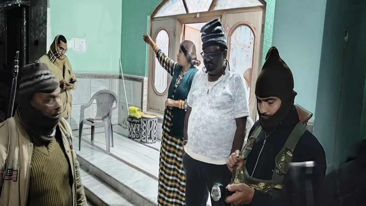 Dhanbad ! सड़क पर पुलिस की जांच, गली- मोहल्ले में सिटी हॉक्स की टीम, फिर भी अपराधियों की यह हिम्मत !