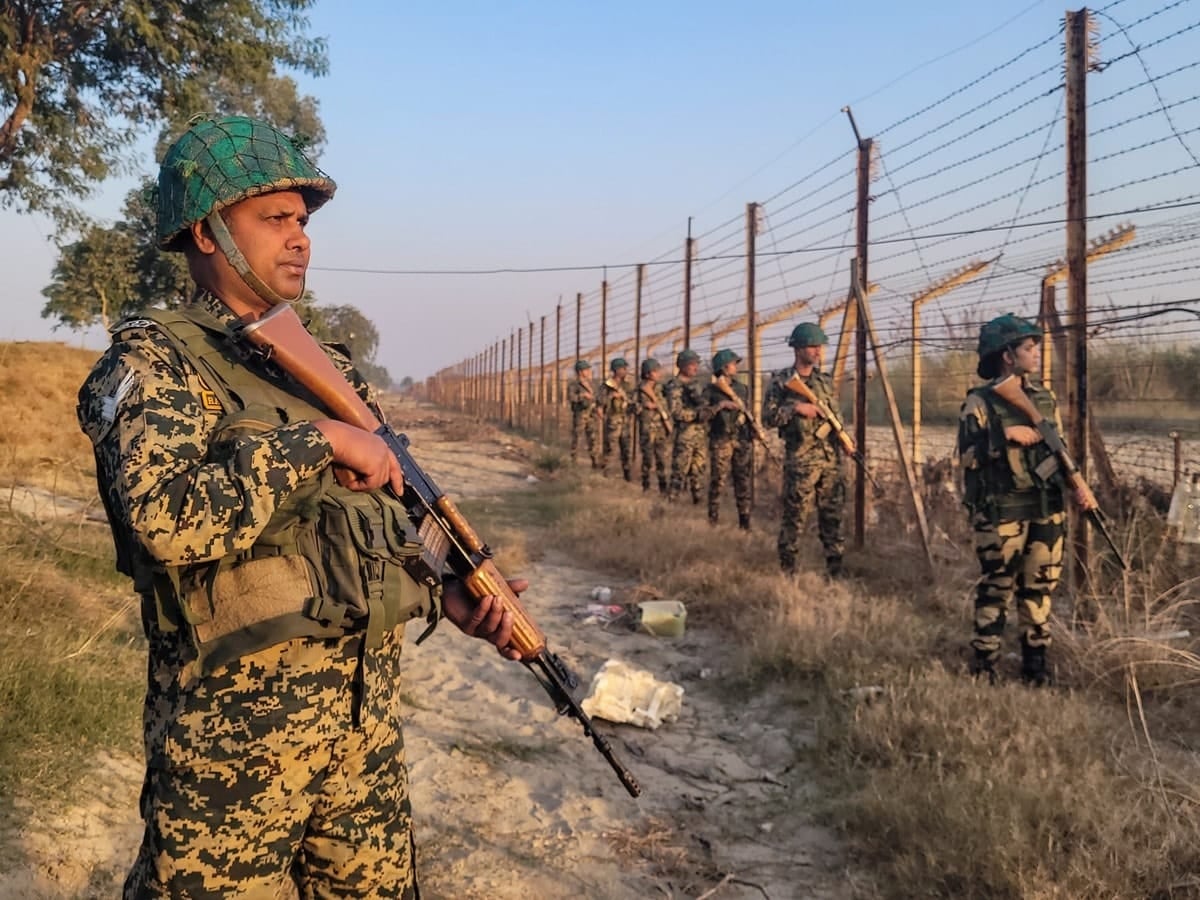 BSF Recruitment 2025: 10वीं पास के लिए कॉन्स्टेबल के 500 से ज्यादा पदों पर निकली वैकेंसी, इस डेट से करें अप्लाई