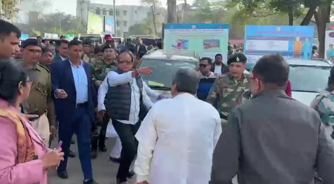 धनबाद सदर अस्पताल पहुंचे स्वास्थ्य मंत्री, ओपीडी में बैठकर मरीजों का किया इलाज, तीन साल में नए मेडिकल कॉलेज भवन का ऐलान