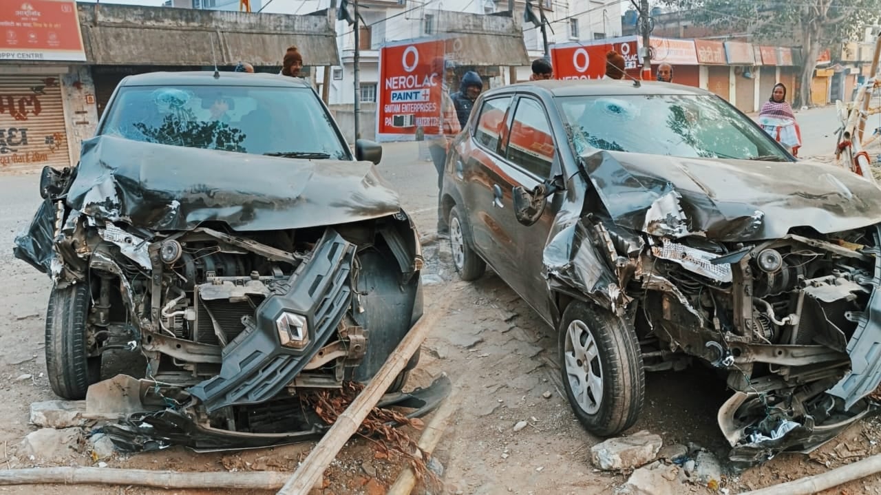 एनआईटी मुख्य मार्ग पर भीषण हादसा, बिजली के खंभे से टकराई कार, उड़े परखच्चे