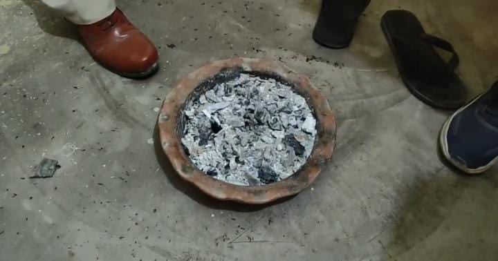 दुखद! अंगीठी जलाकर सोना पड़ा भारी, दम घुटने से एक ही परिवार के चार लोगों की मौत, तीन की हालत गंभीर