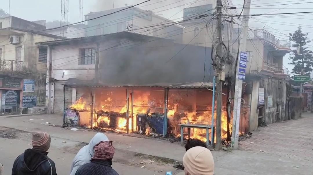 BREAKING: धनबाद में फल विक्रेता की दुकान में लगी  भीषण आग, लाखों की संपत्ति जलकर खाक
