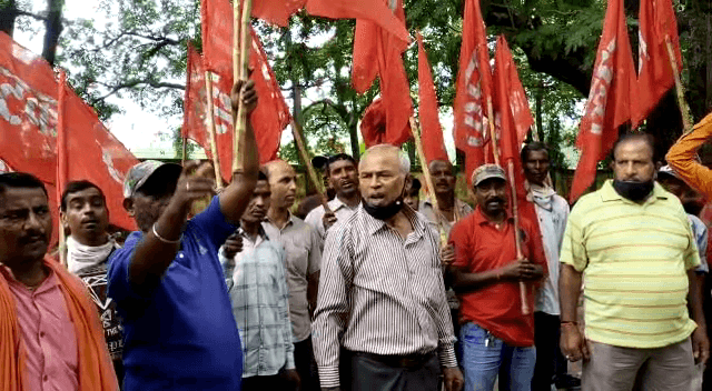 एआईटीयूसी बोकारो इस्पात कामगार यूनियन के बैनर तले मजदूरों ने बोकारो स्टील प्लांट के पास किया प्रदर्शन