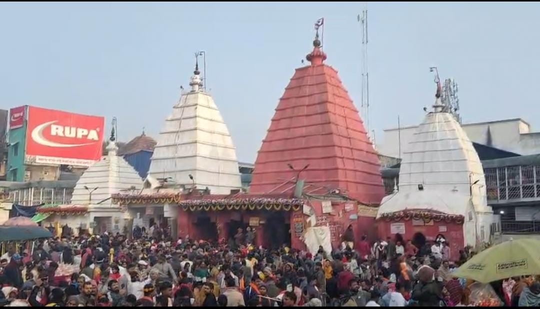 नए साल पर देवघर के बाबा मंदिर में उमड़ी आस्था की भीड़, आज कोई वीआईपी व्यवस्था नहीं होगी उपलब्ध