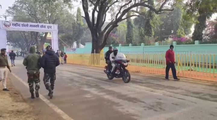 मुख्यमंत्री के आगमन को लेकर पूरा खरसावां पुलिस छावनी में तब्दील, भारी संख्या में पुलिस बल की तैनाती