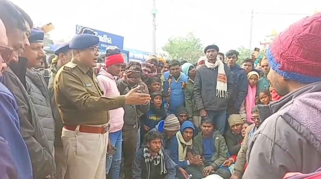 पिकनिक मनाने आए युवक का पीट-पीट कर हत्या, आक्रोशित लोगों ने सड़क जाम कर किया हंगामा