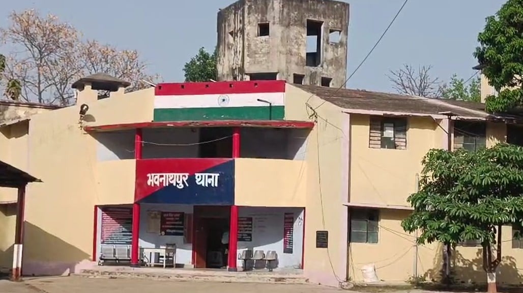 रहस्यमयी हत्या से दहला गढ़वा ! यात्री शेड में मिला युवक का शव, पैकेट में चावल देख ओझागुनी की आशंका