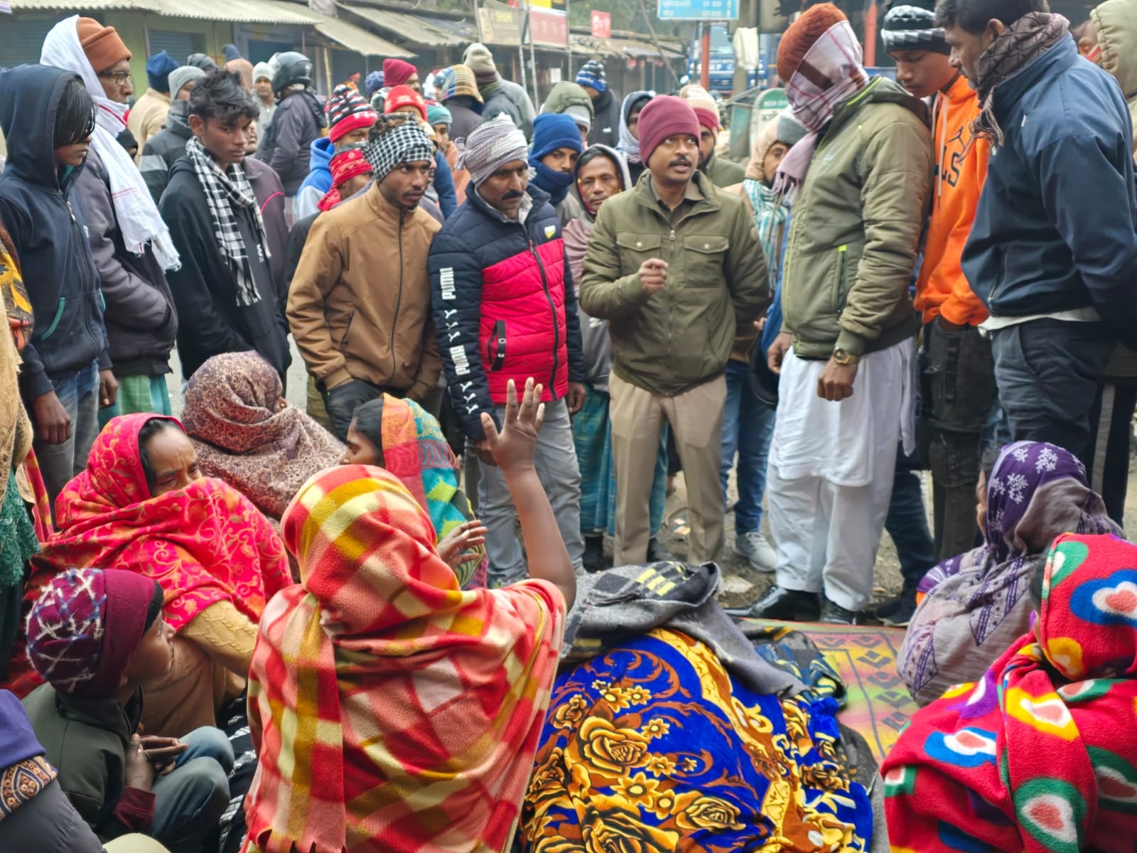 दुमका के शिकारीपाड़ा में हत्या के बाद लोगों में उबाल, NH 114 को किया जाम, हंगामा जारी