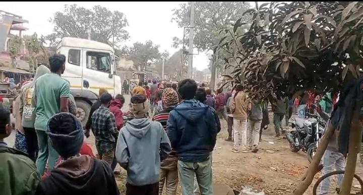 पाकुड़ के तारापुर गांव में बड़ा सड़क हादसा, ट्रेलर की चपेट में आया 12 वर्षीय बच्चा, ग्रामीणों ने किया चक्का जाम