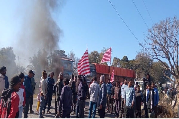 खूंटी बंद: पड़हा राजा सोम मुंडा की हत्या के खिलाफ सड़कों पर उतरे लोग, जगह-जगह सड़क पर टायर जलाकर धरना