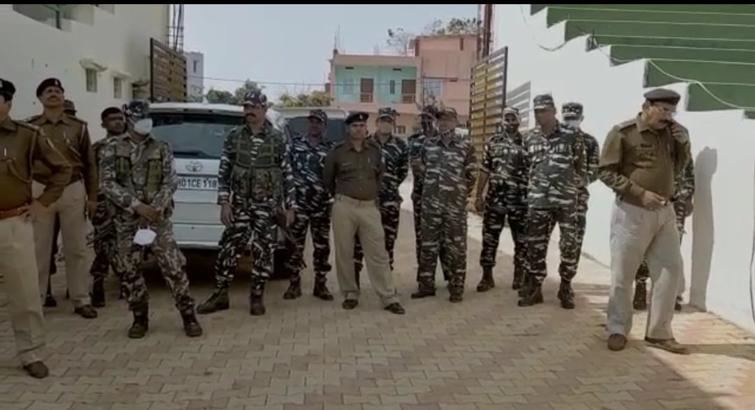 "नक्सली सरेंडर करें, वर्ना  उनके मांद में घुस कर सिखाएंगे सबक"