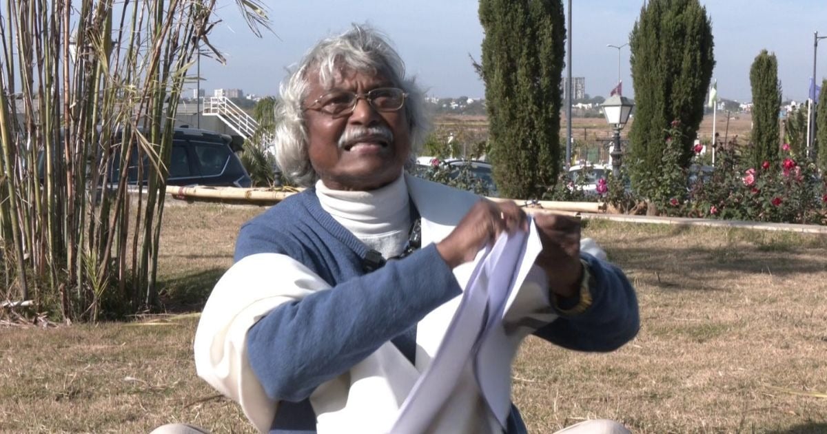 पेसा नियमावली पर झारखंड में सियासी भूचाल !  सूर्य सिंह बेसरा ने फाड़ी नियमावली, सरकार पर लगाया गंभीर आरोप