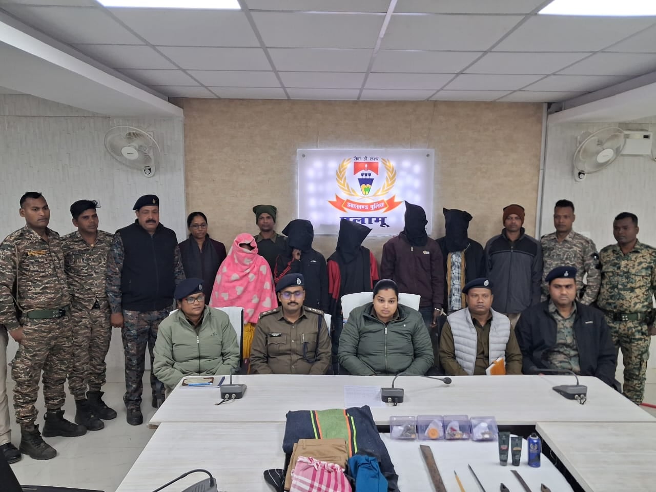 पलामू पुलिस में बड़ी कार्रवाई, रात के सन्नाटे में घरों पर हाथ साफ करने वाला चोरी गिरोह हुआ बेनकाब, 5 शातिर गिरफ्तार