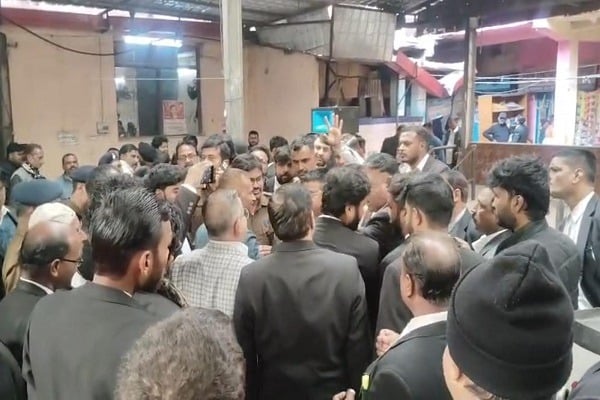 बार एसोसिएशन और पंचकर्म भवन के बीच रातोंरात दीवार बनने से वकीलों में दिखा आक्रोश, 3 दिन का अल्टीमेटम