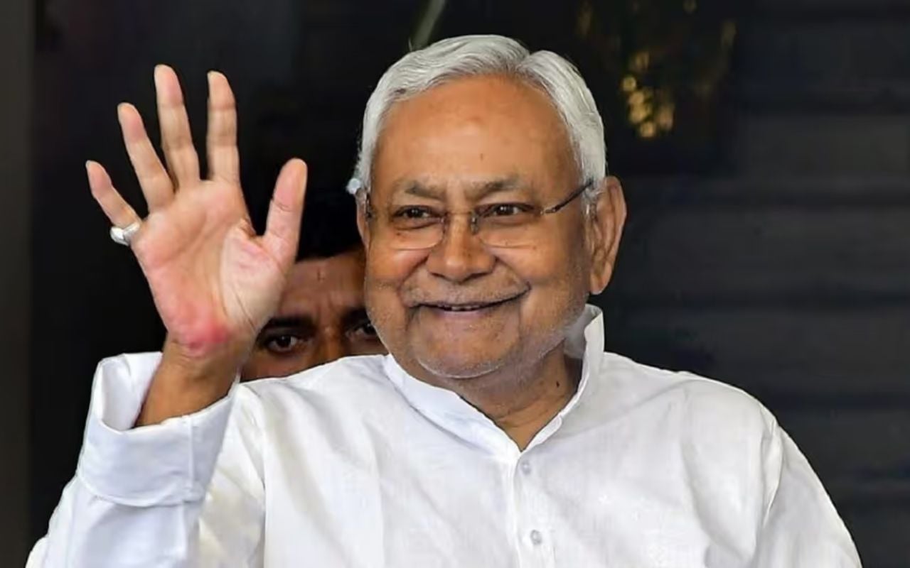 मुख्यमंत्री नीतीश कुमार की ‘समृद्धि यात्रा’ शुरू, पटना एयरपोर्ट से बेतिया के लिए हुए रवाना