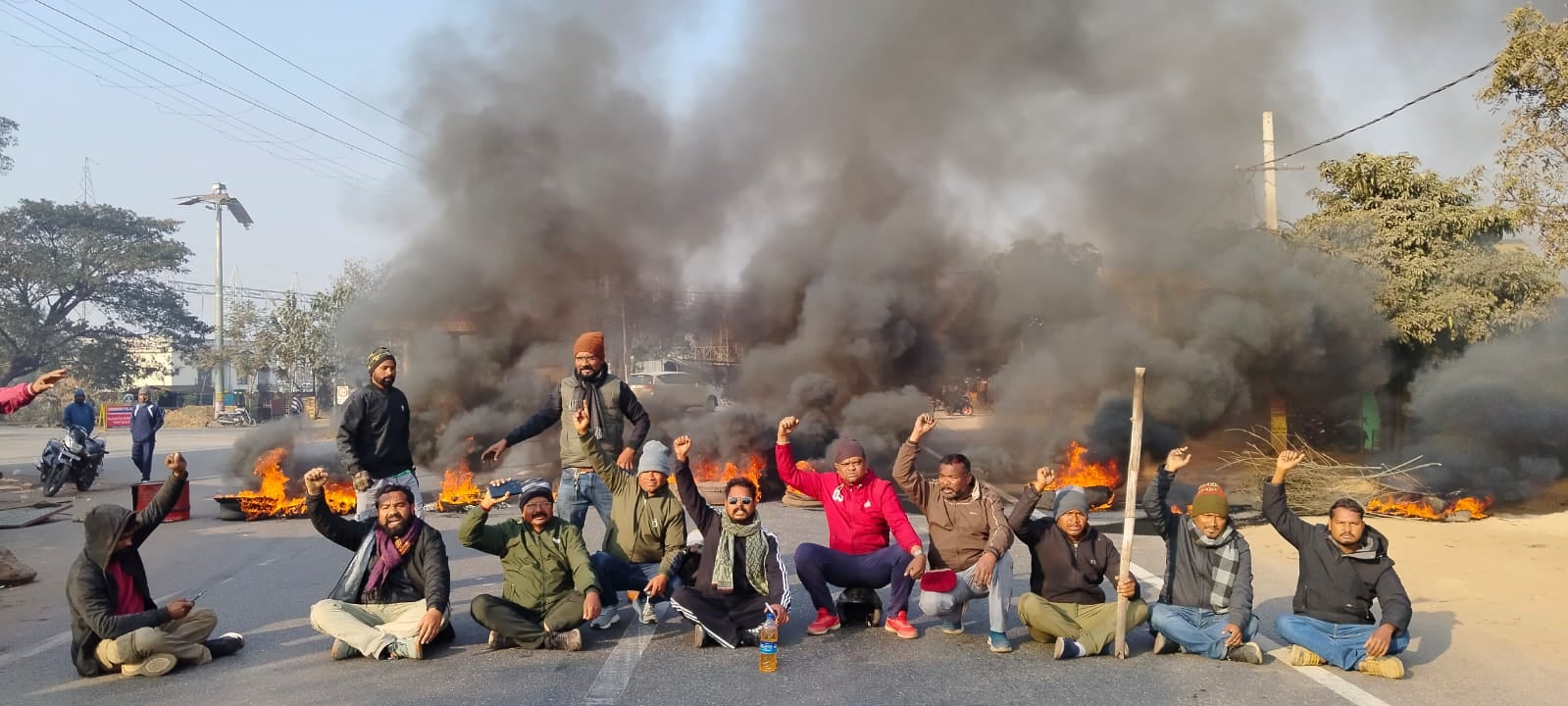 चाईबासा:पहड़ा राजा सोमा मुण्डा की हत्या के विरोध में पश्चिमी सिंहभूम में बंद रहा असरदार,टायर जलाकर प्रदर्शन
