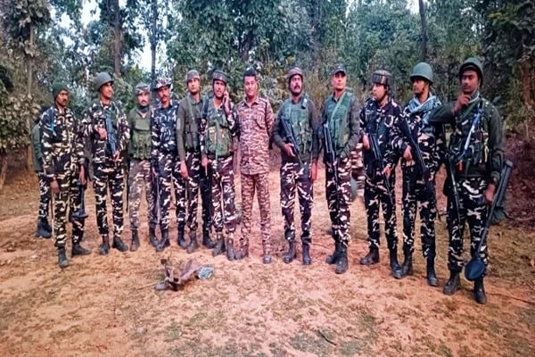 लातेहार में सुरक्षाबलों की बड़ी कामयाबी: सेरेनदाग जंगल से नक्सलियों का सिलेंडर बम बरामद, किया गया डिफ्यूज