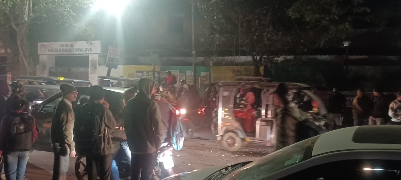 धनबाद में "साइलेंट किलर" बनी रेसिंग बाइक, चालक तो गिरते -मरते हैं  ही, राहगीरों को भी ले लेते चपेट में!