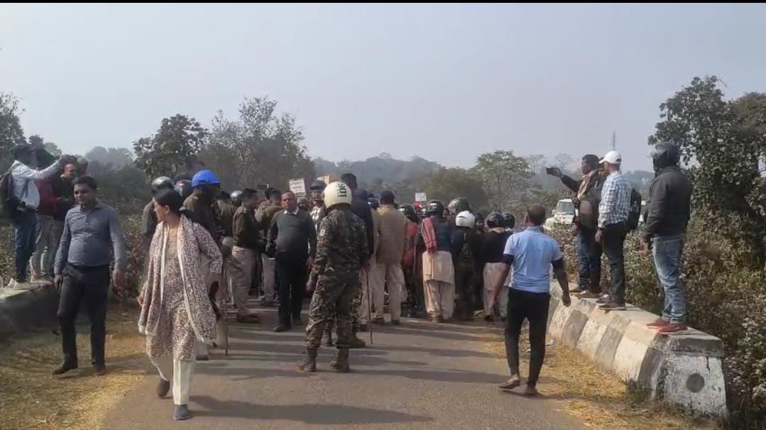 धनबाद में सीवरेज ट्रीटमेंट प्लांट (STP) निर्माण के खिलाफ ग्रामीणों का प्रदर्शन, भारी संख्या में पुलिस बल तैनात