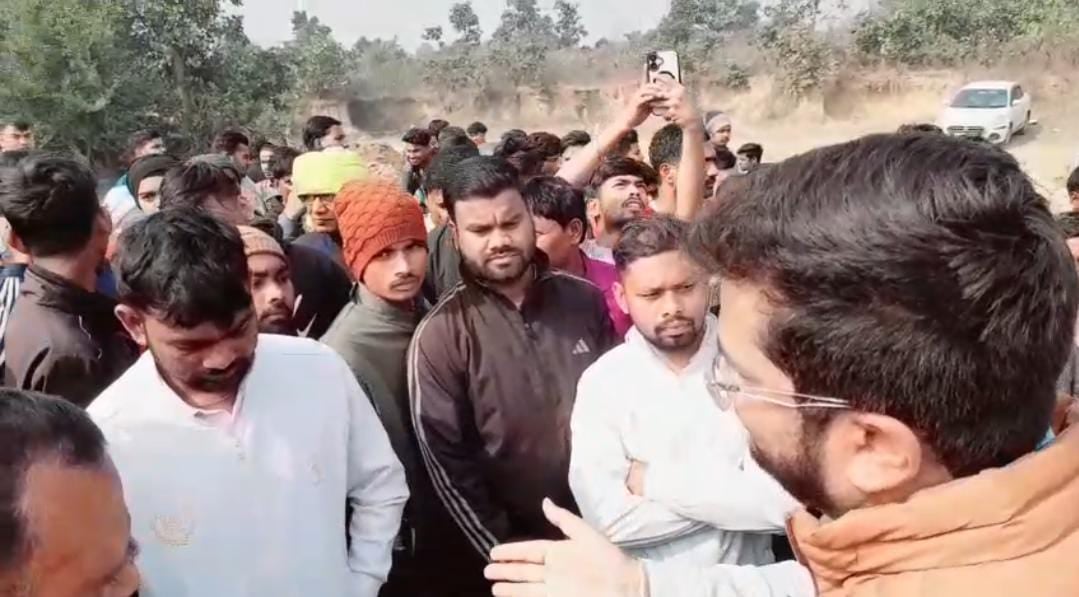 धनबाद के पेटिया बस्ती में एसटीपी निर्माण का विरोध, डुमरी विधायक जयराम महतो ने रुकवाया बाउंड्री वॉल का काम