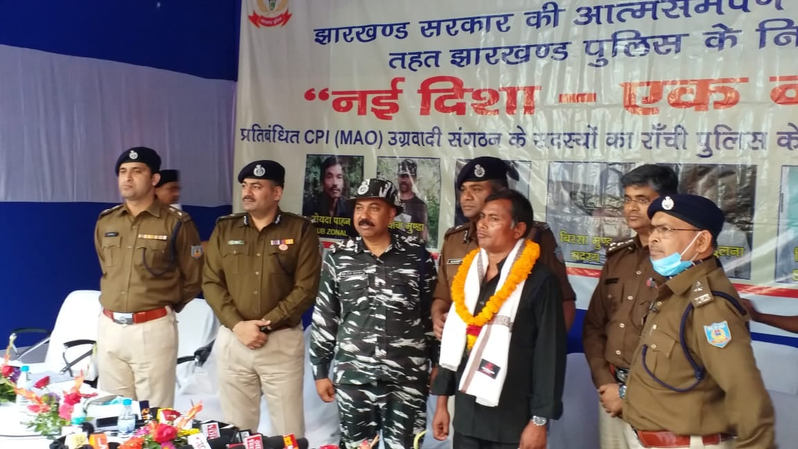25 लाख के इनामी माओवादी ने किया आत्मसमर्पण, संगठन पर लगाया राह से भटकने का आरोप