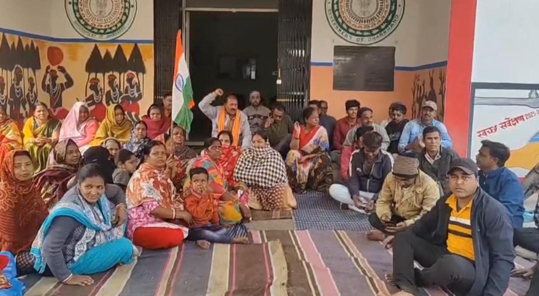 धनबाद के चिरकुंडा नगर परिषद के पेयजल पर फाईन किए जाने के विरोध में कार्यालय का घेराव, कर्मियों को कार्यालय में जाने से रोका