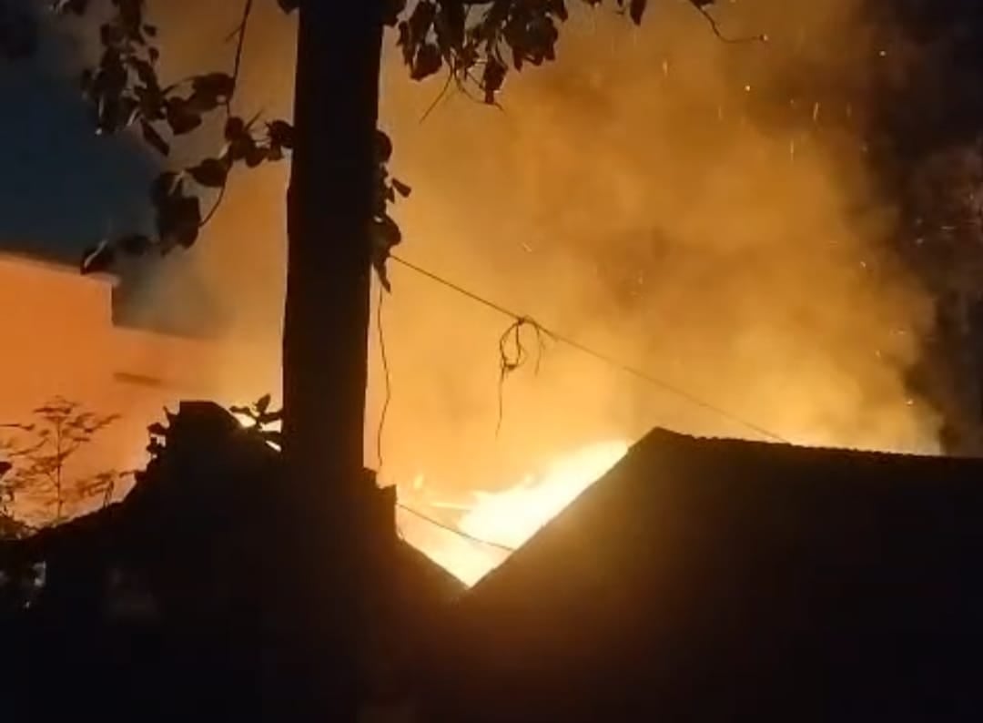 जमशेदपुर के परसुडीह के एक घर में भड़की भीषण आग, पूरा सामान जलकर राख, दमकल की देरी पर फूटा लोगों का गुस्सा