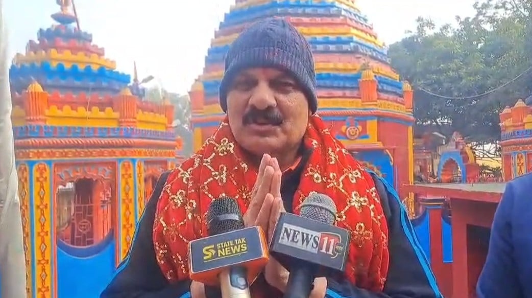 रजरप्पा मंदिर पहुंचे नौसेना प्रमुख, पूजा के बाद बोले-भारत की सुरक्षा मजबूत हाथों में