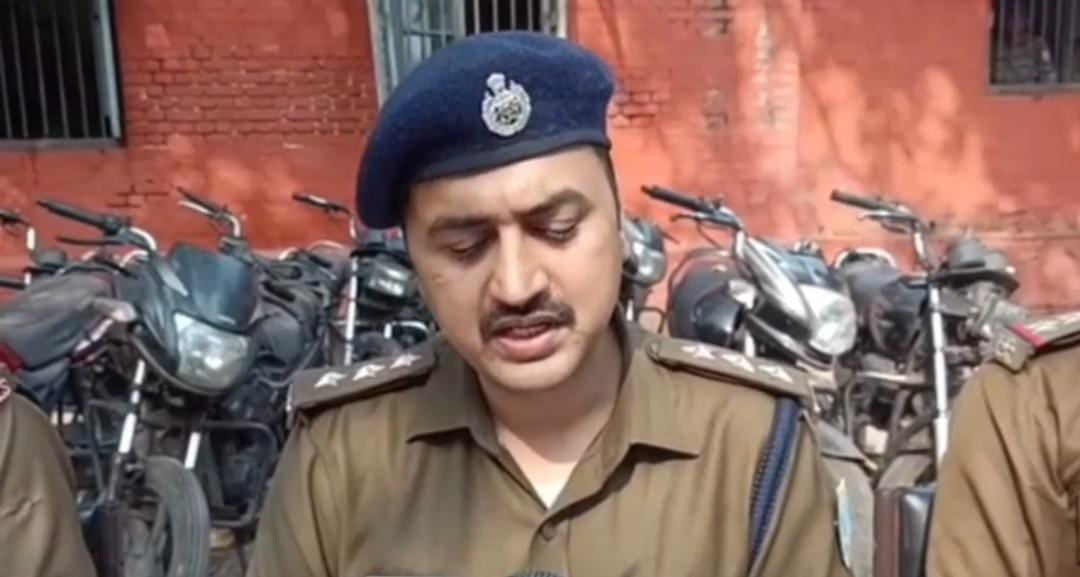 धनबाद में अंतरजिला बाइक चोर गिरोह का भंडाफोड़, दो गिरफ्तार, 11 चोरी की बाइक बरामद