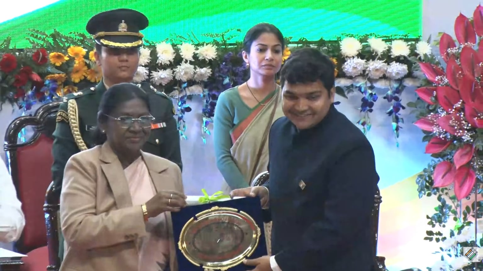 पाकुड़ डीसी राष्ट्रपति के हाथों बेस्ट इलेक्शन डिस्ट्रिक्ट" सम्मान से हुए सम्मानित