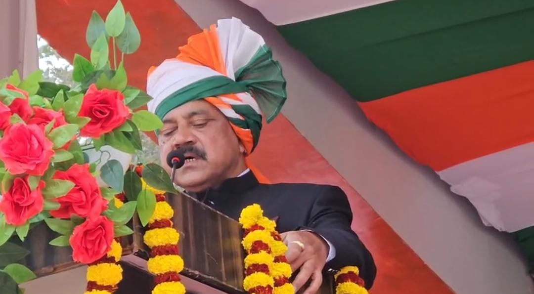 77 वें गणतंत्र दिवस के जश्न में डूबा गिरिडीह, आन-बान और शान से मंत्री सुद्वीप कुमार सोनू ने फहराया तिरंगा